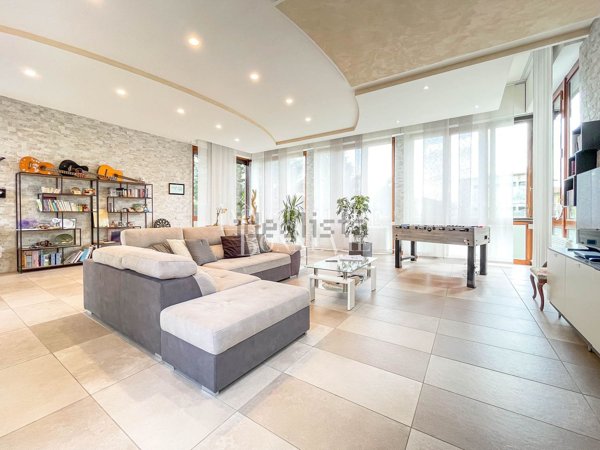 casa indipendente in vendita a Binago