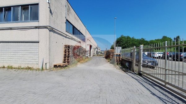 capannone in vendita a Binago