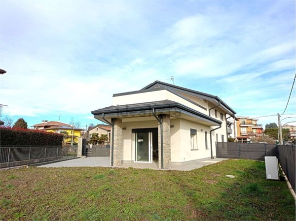 casa indipendente in vendita a Binago
