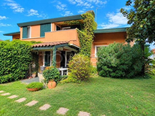 casa indipendente in vendita a Binago