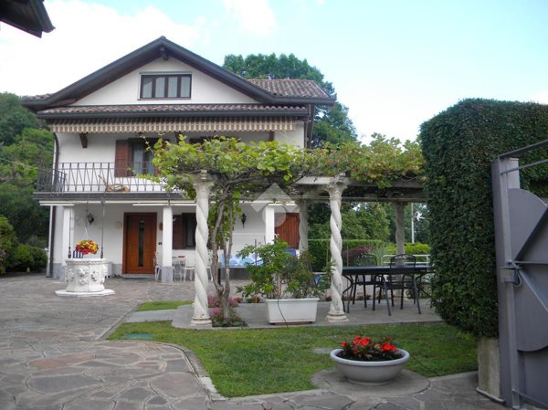 casa indipendente in vendita a Bizzarone