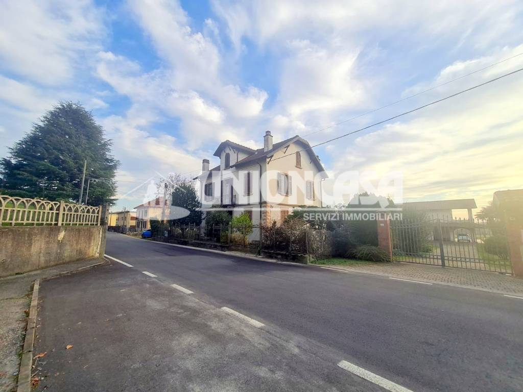 casa indipendente in vendita a Bizzarone