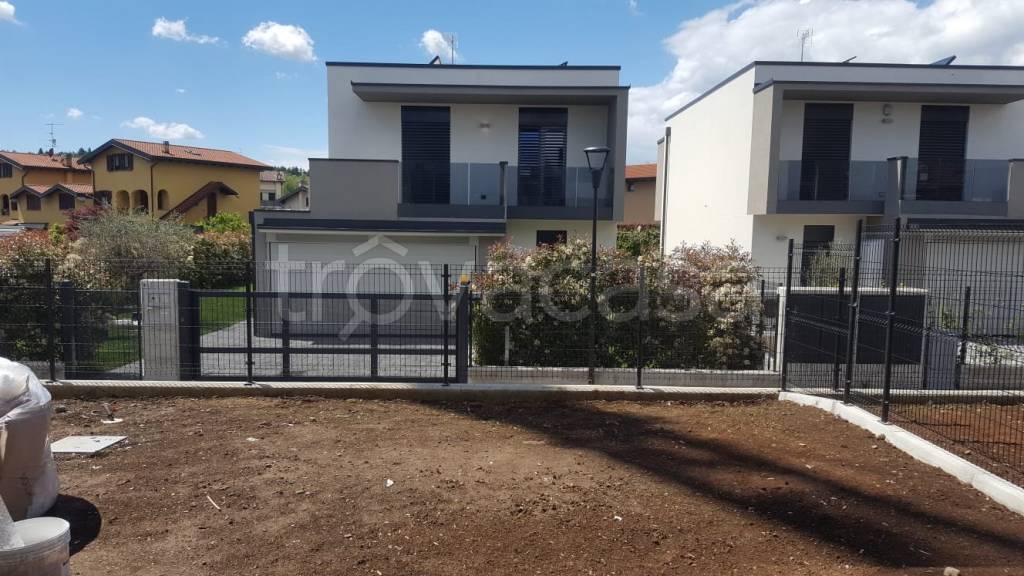 casa indipendente in vendita a Bizzarone