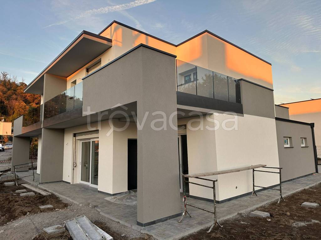 casa indipendente in vendita a Bizzarone