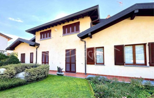 casa indipendente in vendita a Bizzarone