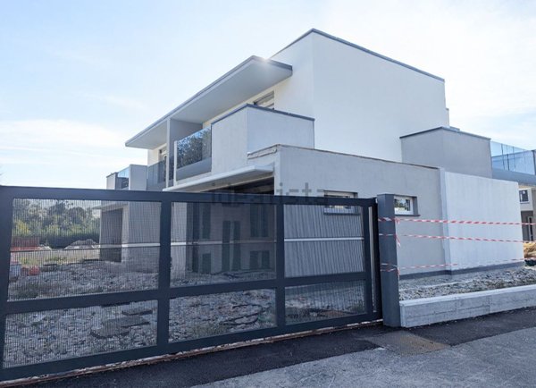 casa indipendente in vendita a Bizzarone