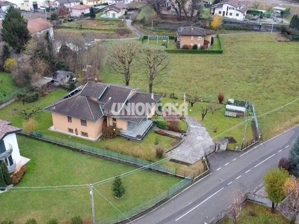 casa indipendente in vendita a Bizzarone