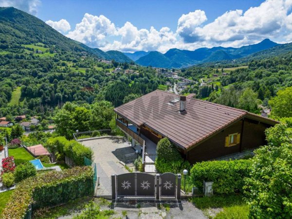 casa indipendente in vendita a Bizzarone