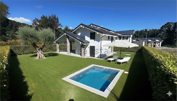 casa indipendente in vendita a Bizzarone