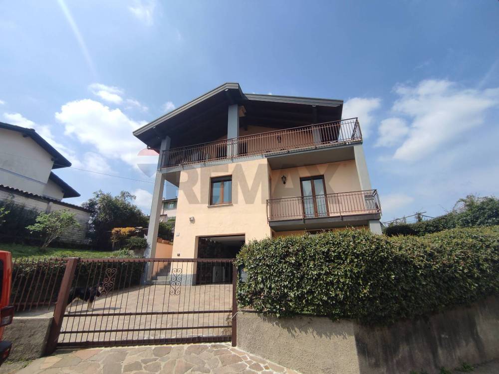 casa indipendente in vendita a Bizzarone