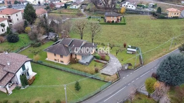 casa indipendente in vendita a Bizzarone