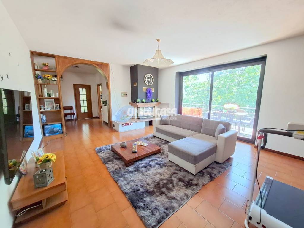 casa indipendente in vendita a Bizzarone
