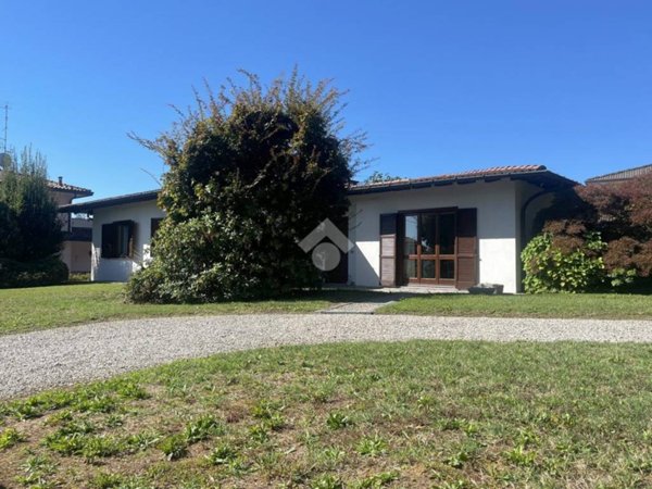 casa indipendente in vendita a Bizzarone