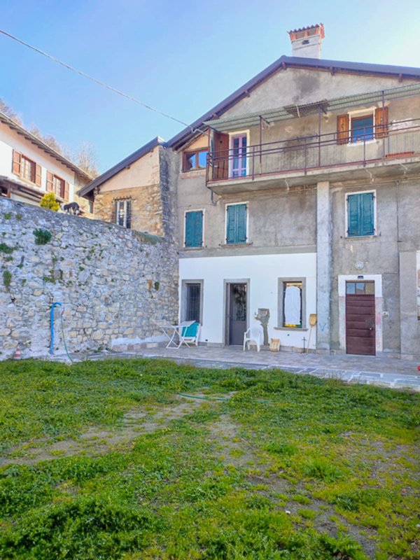appartamento in vendita a Blessagno in zona Lura