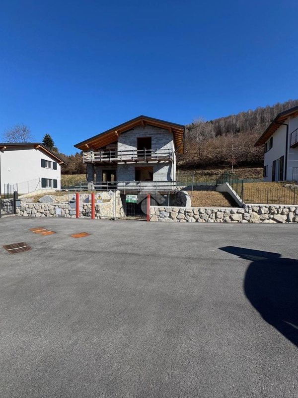casa indipendente in vendita a Blessagno in zona Lura