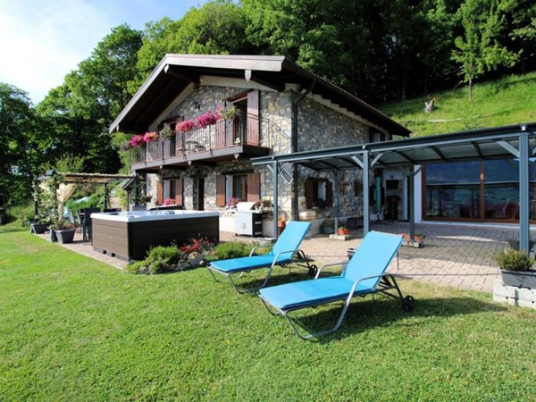 casa indipendente in vendita a Blessagno in zona Lura