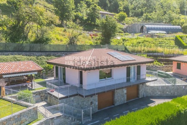 casa indipendente in vendita a Blessagno in zona Lura