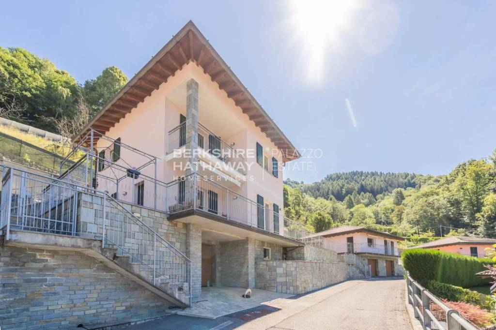 casa indipendente in vendita a Blessagno in zona Lura