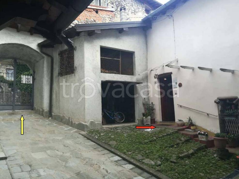 appartamento in vendita a Blessagno in zona Lura