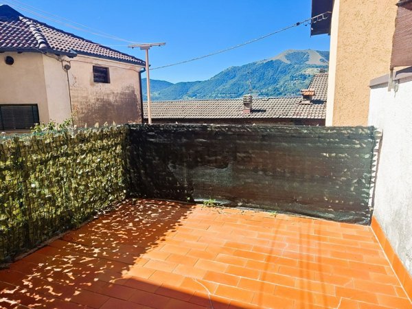 casa indipendente in vendita a Blessagno in zona Lura