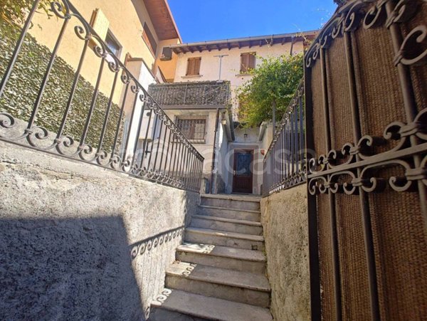 casa indipendente in vendita a Blessagno in zona Lura