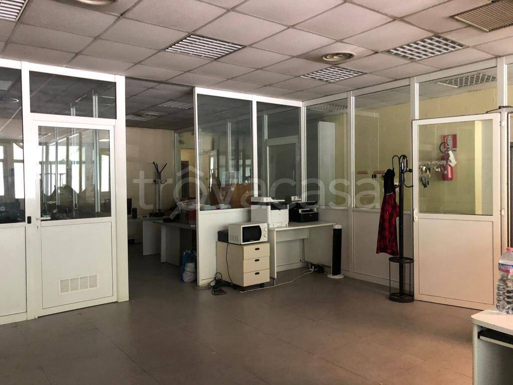 locale commerciale in vendita a Bregnano