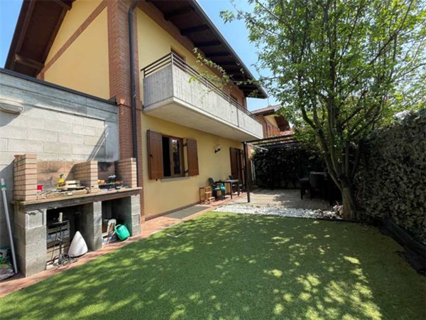 casa indipendente in vendita a Bregnano in zona San Michele