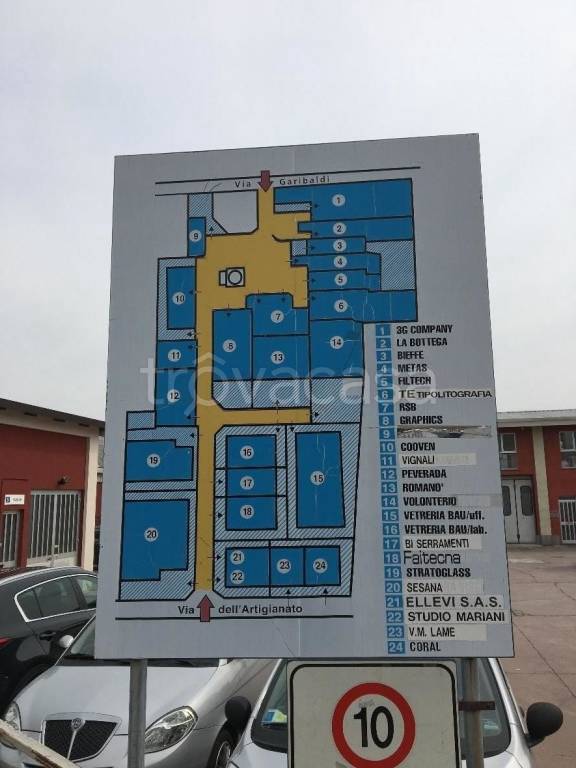 locale commerciale in vendita a Bregnano