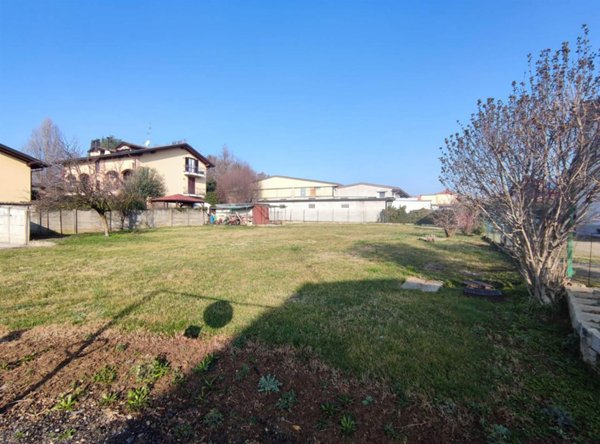 terreno edificabile in vendita a Bregnano