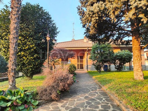 casa indipendente in vendita a Bregnano
