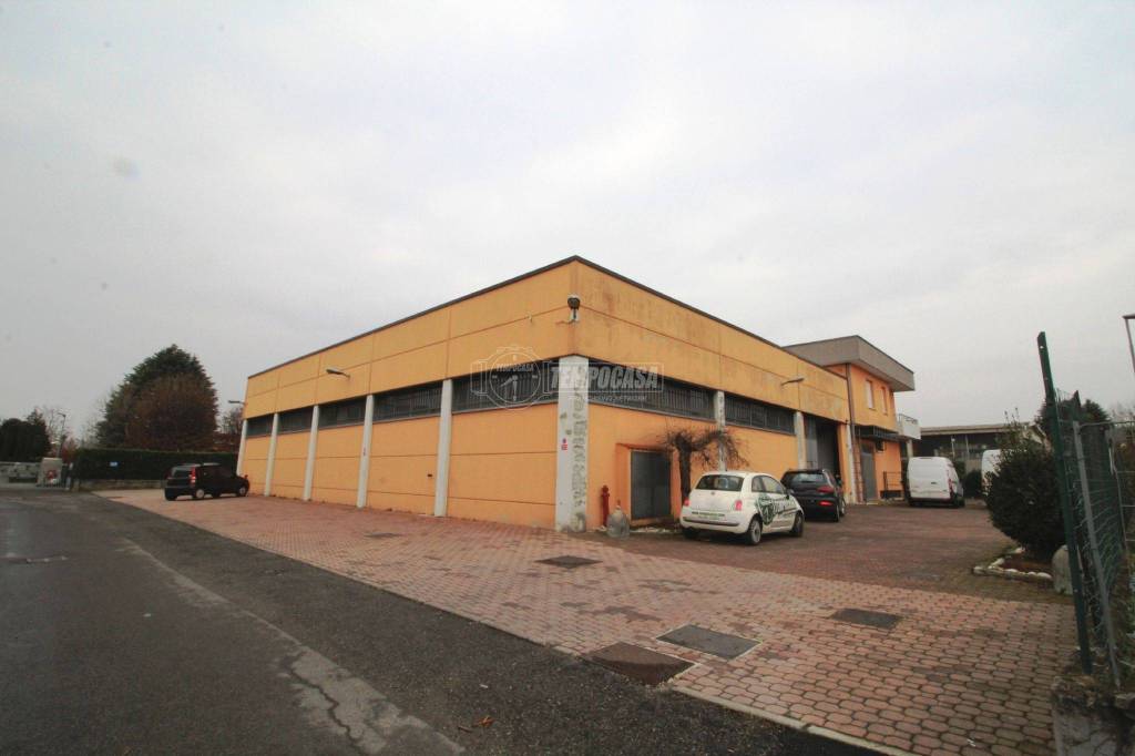 locale commerciale in vendita a Bregnano