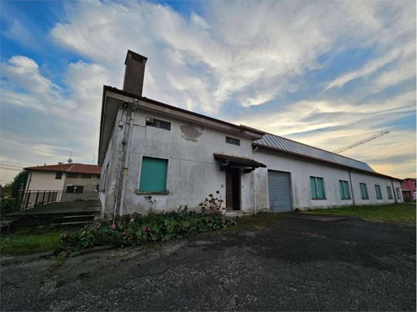 capannone in vendita a Bregnano