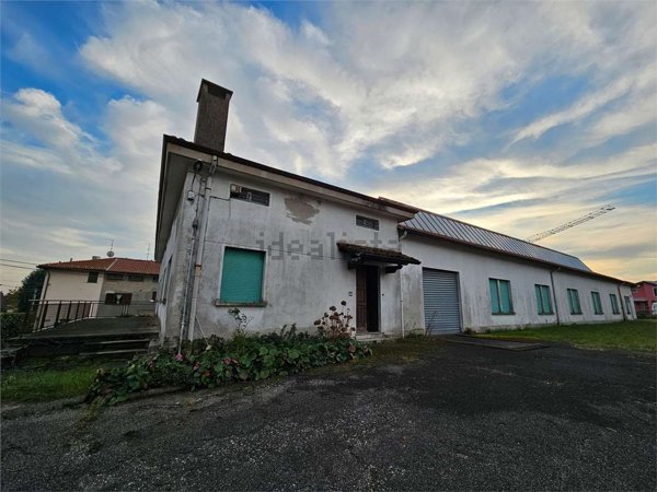 capannone in vendita a Bregnano
