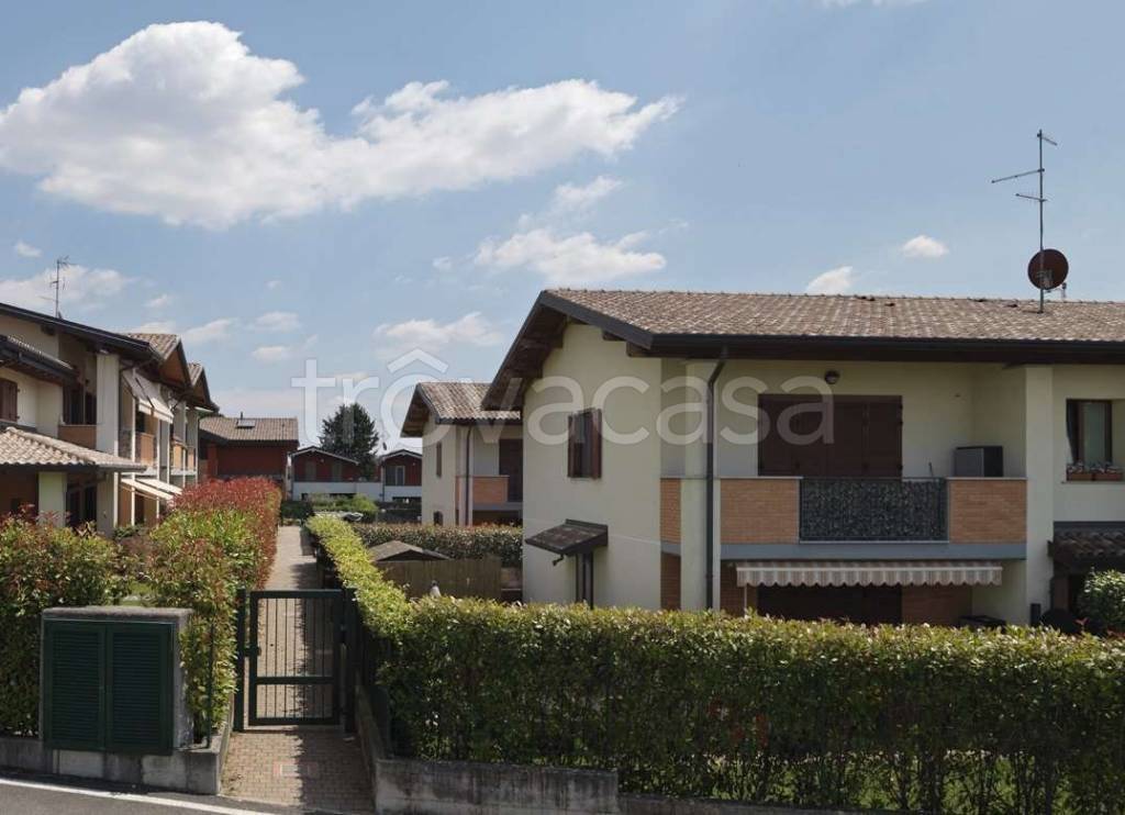 appartamento in vendita a Bregnano in zona Puginate
