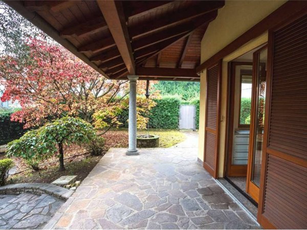 casa indipendente in vendita a Bregnano