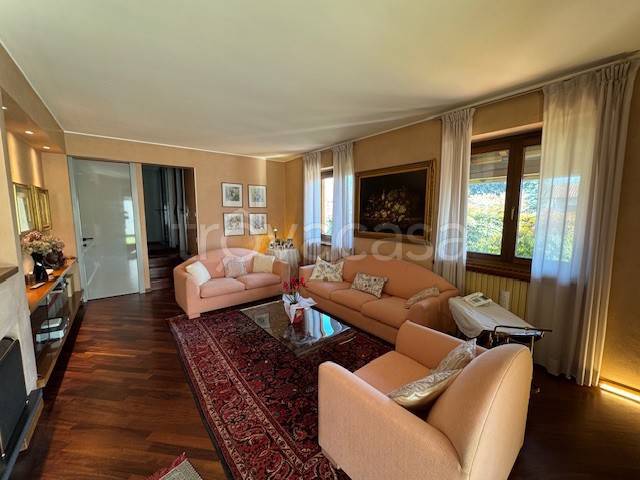 casa indipendente in vendita a Bregnano