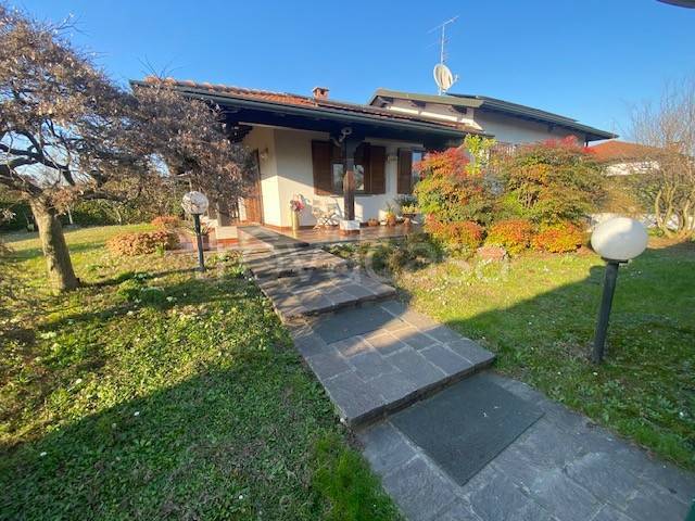 casa indipendente in vendita a Bregnano