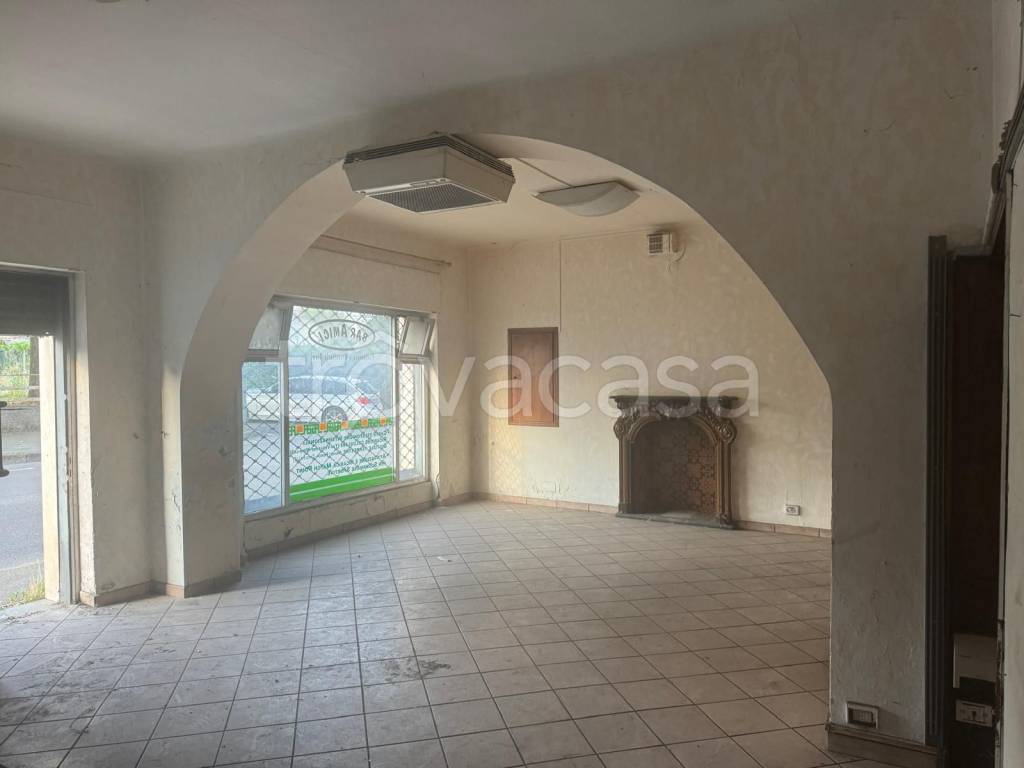 negozio in vendita a Bregnano