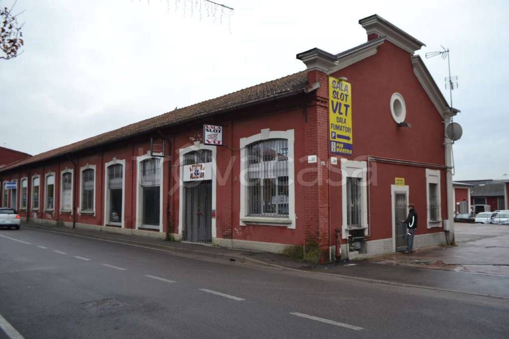 negozio in vendita a Bregnano
