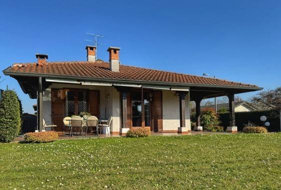 casa indipendente in vendita a Bregnano