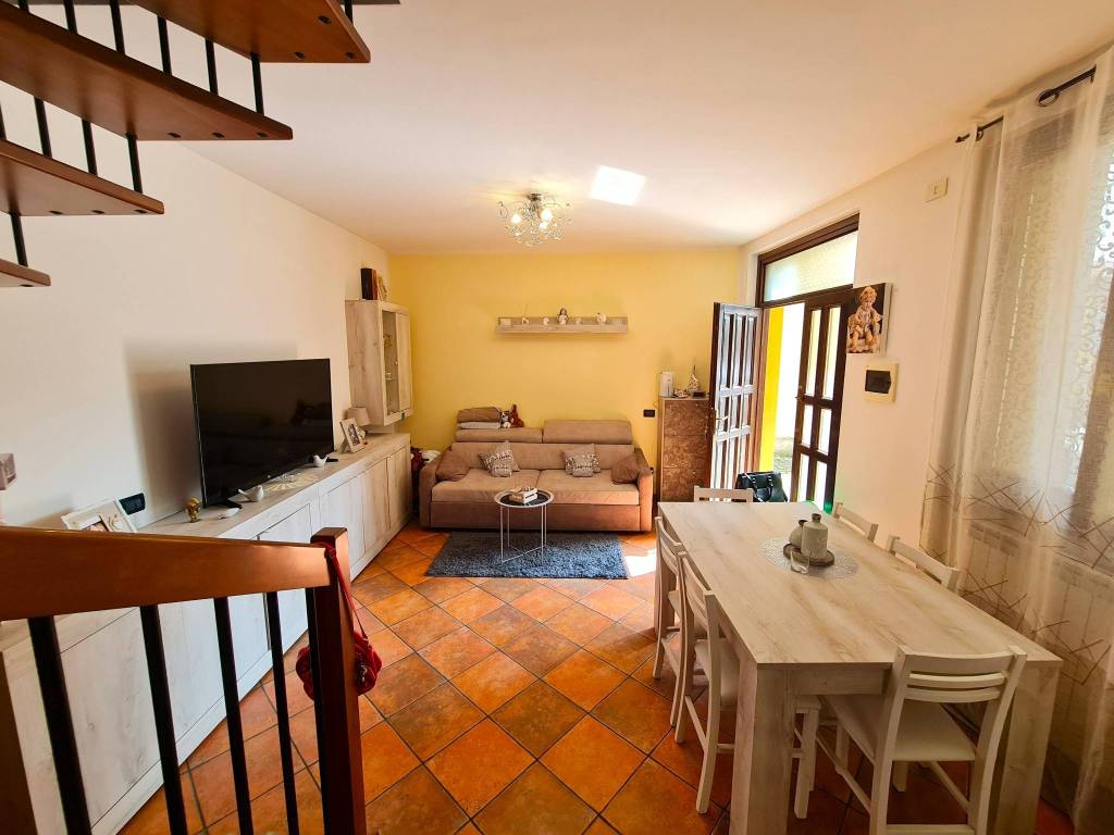appartamento in vendita a Bregnano in zona San Michele