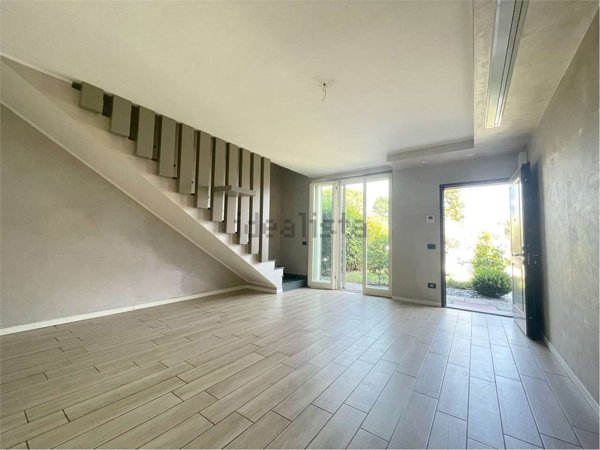 casa indipendente in vendita a Bregnano