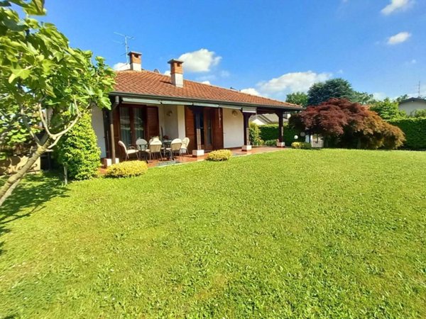 casa indipendente in vendita a Bregnano