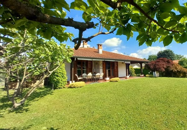 casa indipendente in vendita a Bregnano