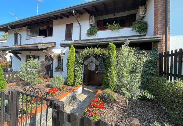 casa indipendente in vendita a Bregnano