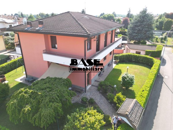 casa indipendente in vendita a Bregnano