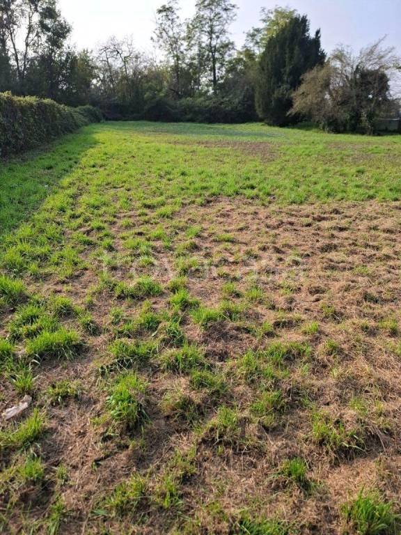 terreno edificabile in vendita a Bregnano