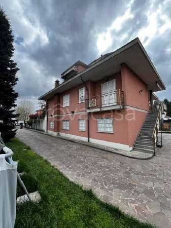 casa indipendente in vendita a Bregnano