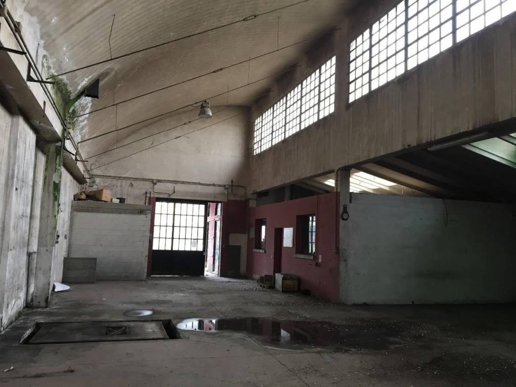 locale commerciale in vendita a Bregnano in zona San Giorgio