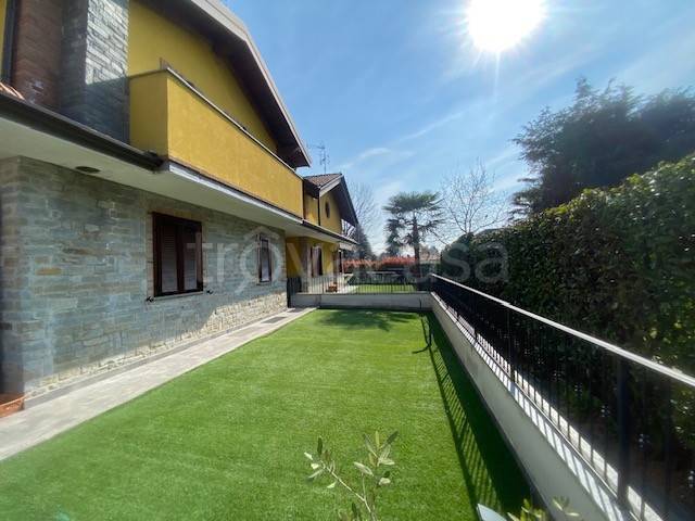 casa indipendente in vendita a Bregnano